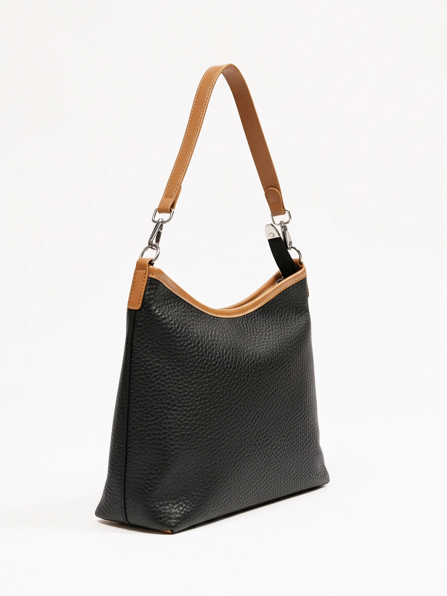 Сумка-кроссбоди  с декоративным брелком в ассортименте